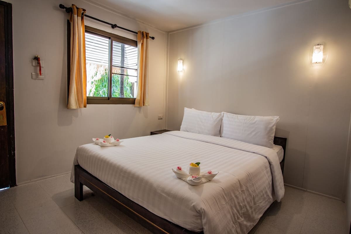 Premium bedding, in-room safe, soundproofing, WiFi (free)