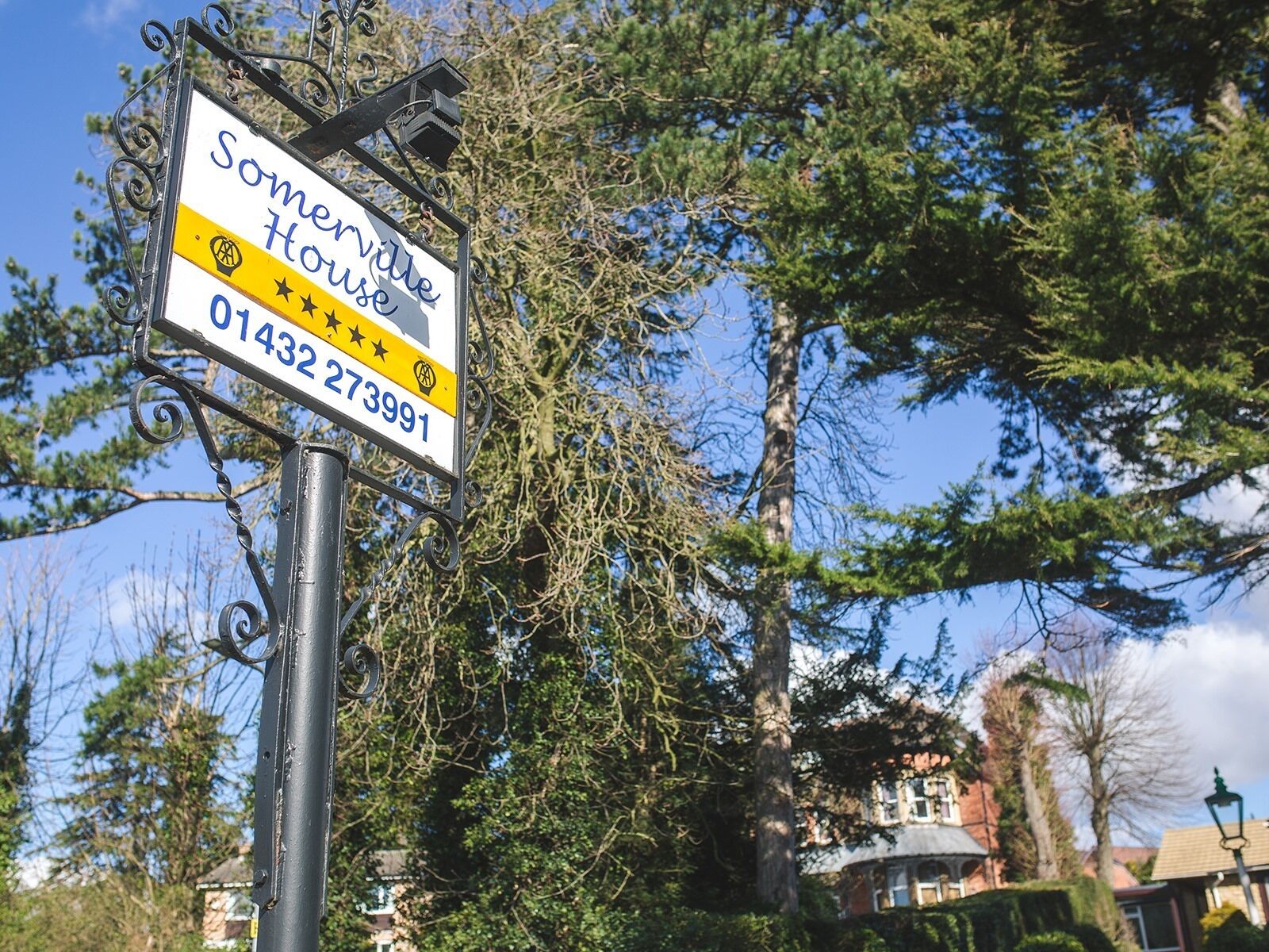 En skylt för ”Somerville House” med ett telefonnummer och ett betyg på tre stjärnor.
