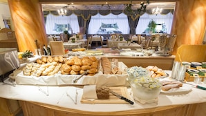 Free daily buffet breakfast - Alpenhof St Jakob (Sankt Jakob in Defereggen)