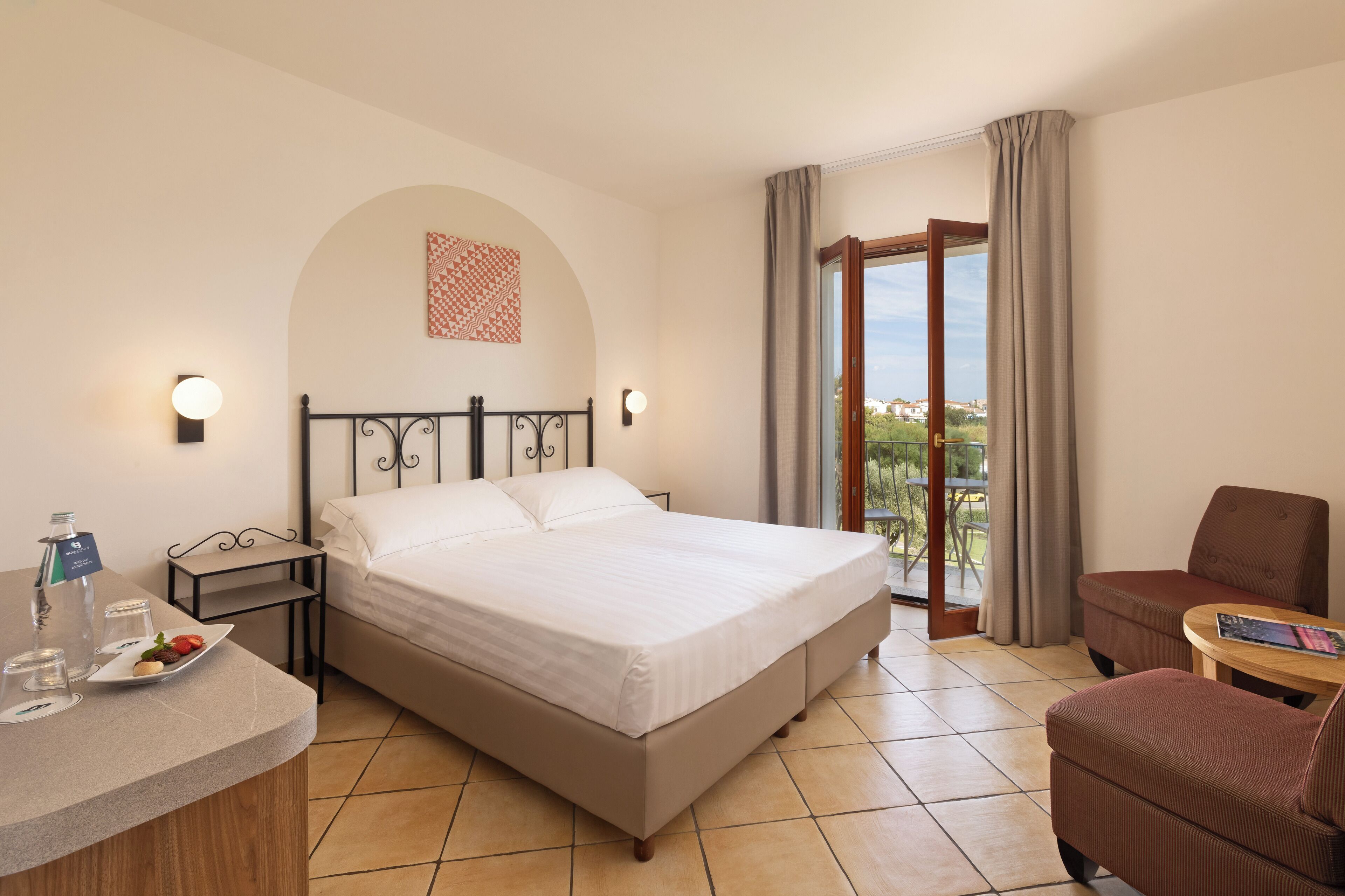 Minibar, escritorio, wifi gratis y ropa de cama