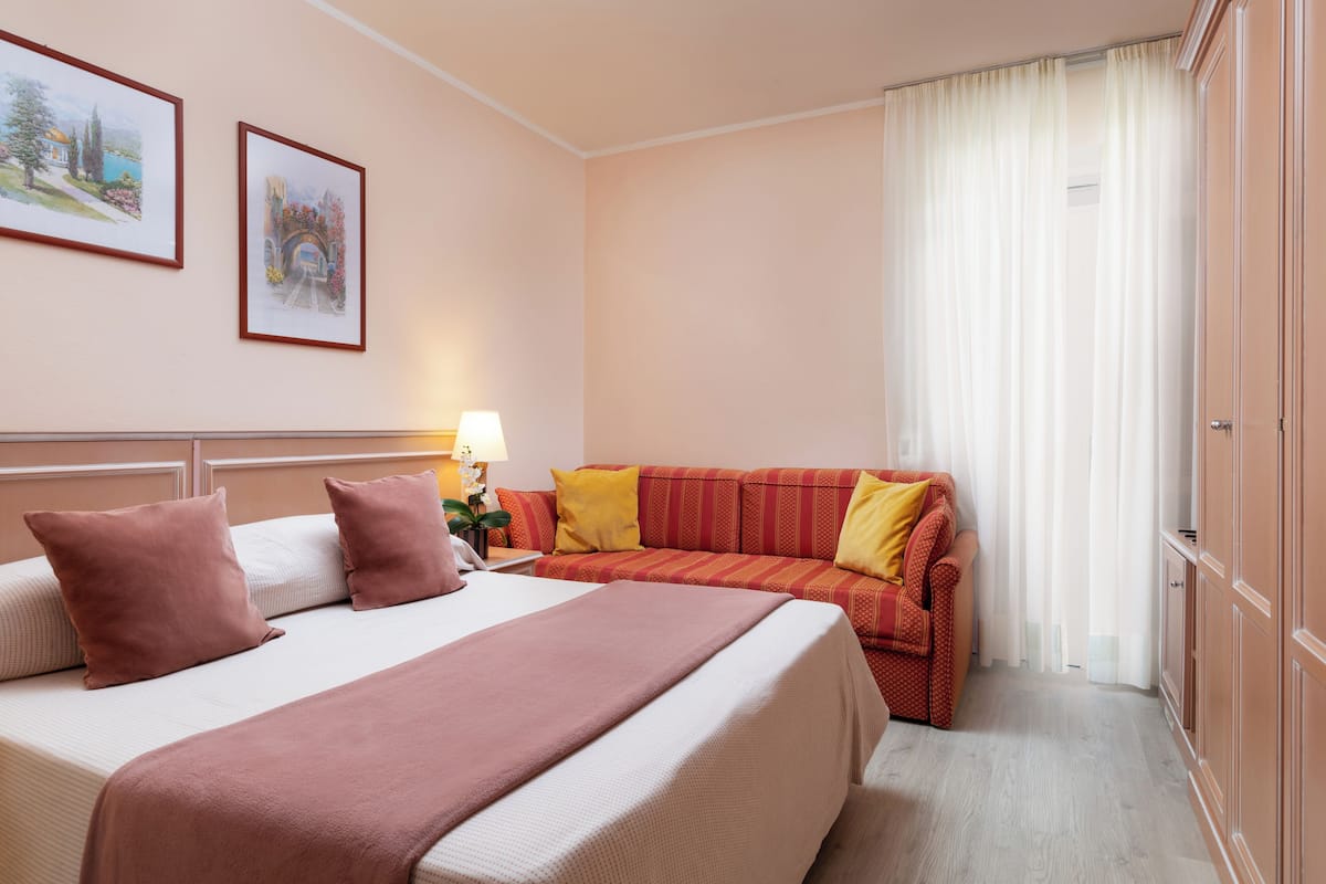 Superior kamer, 1 twee- of 2 eenpersoonsbedden | Italiaanse Frette-lakens, een kluis op de kamer, een bureau, babybedden