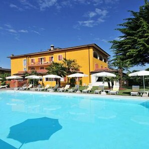 2 piscines extérieures, parasols de plage, chaises longues