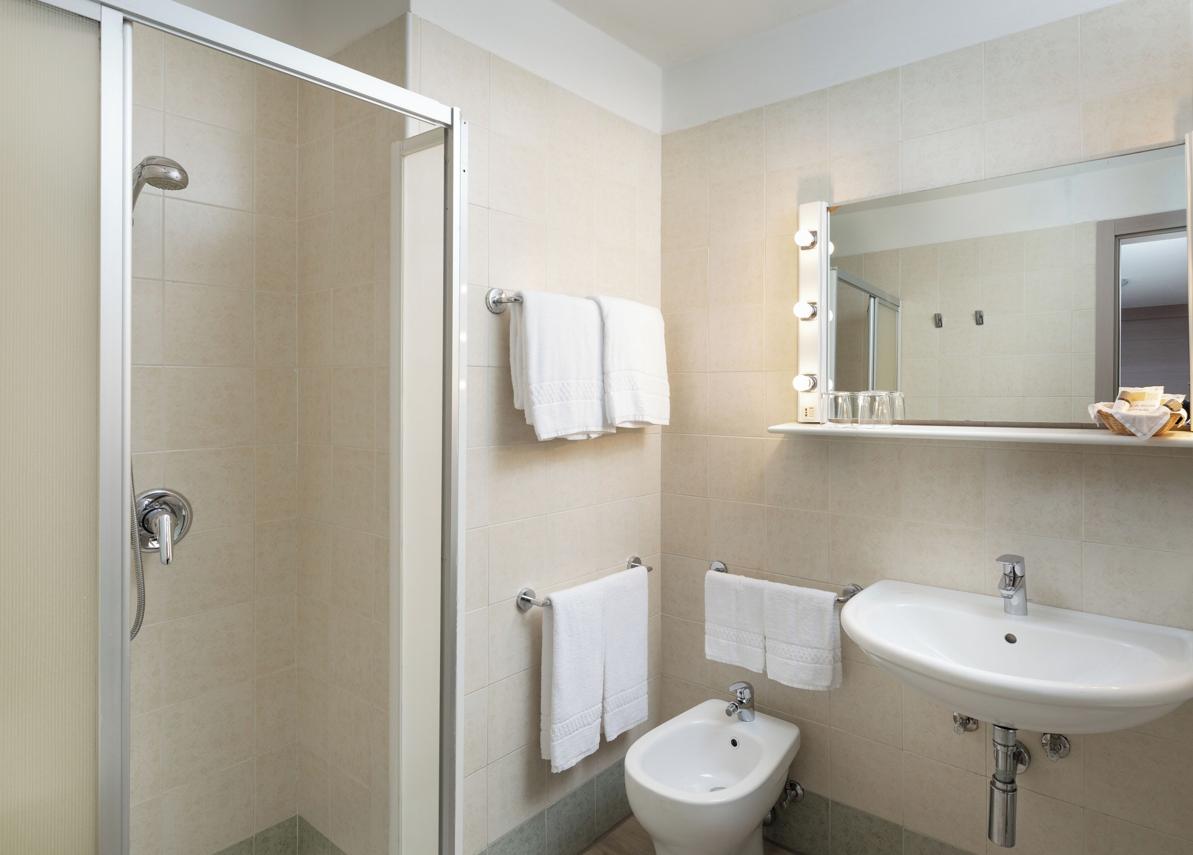 classic double room | bathroom | free toiletries, hair dryer, bidet, towels