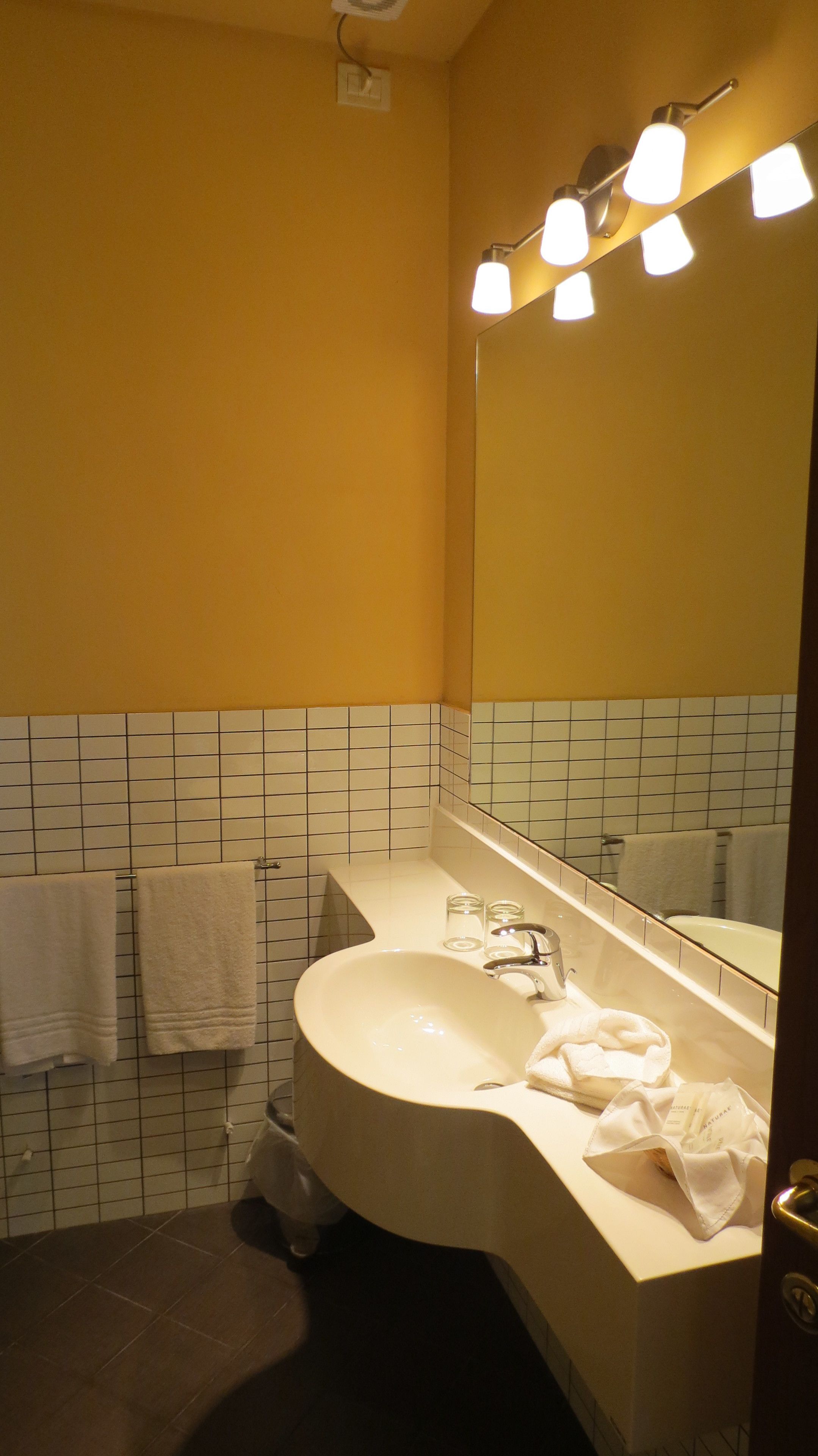 classic double room | bathroom | free toiletries, hair dryer, bidet, towels