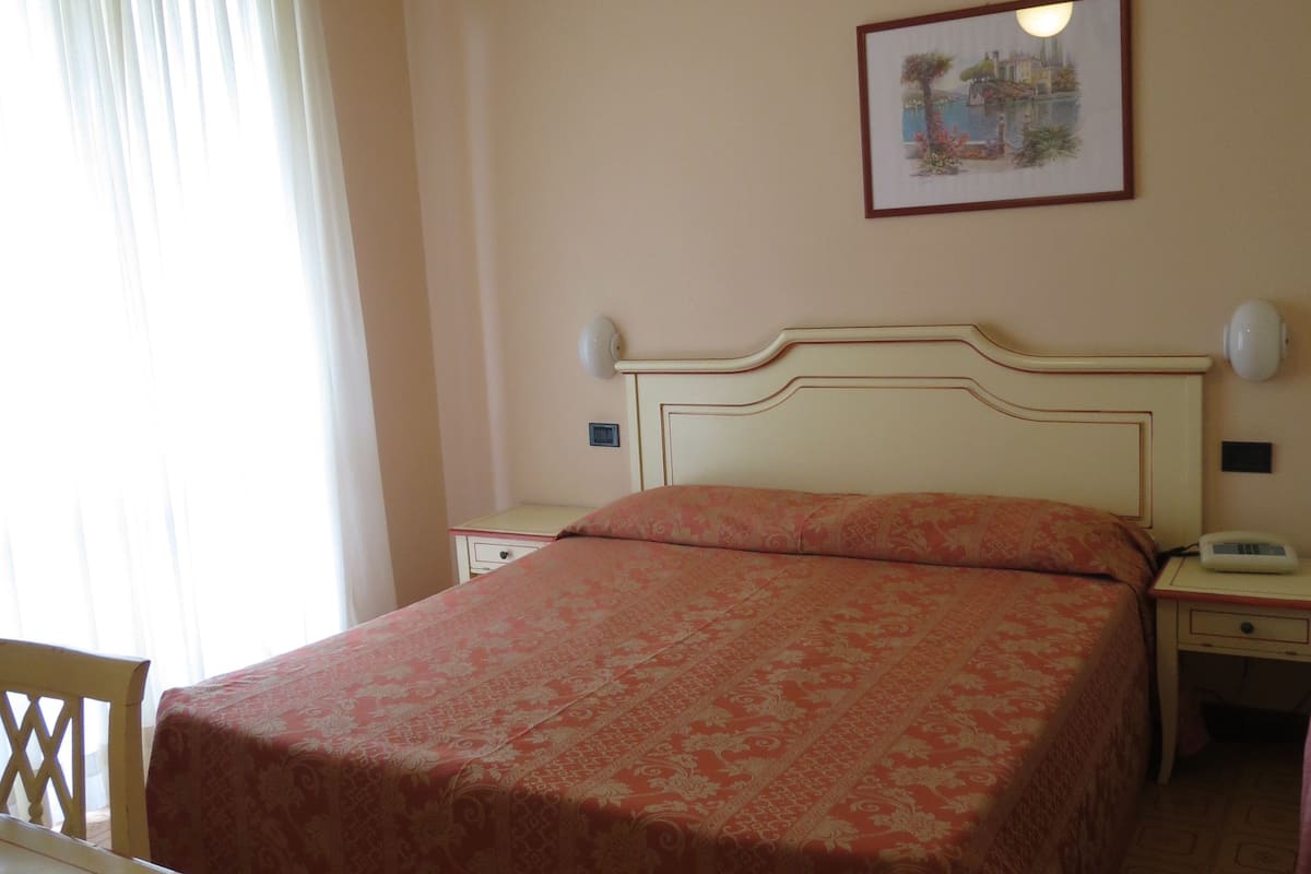 Klassieke tweepersoonskamer | Italiaanse Frette-lakens, een kluis op de kamer, een bureau, babybedden