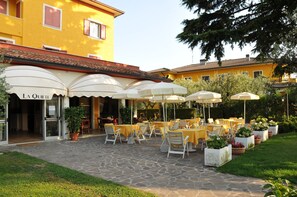 Outdoor dining - La Quiete Park Hotel (Manerba del Garda)