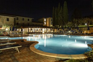 Facciata della struttura - sera/notte