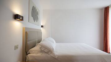 Camera con letto matrimoniale o 2 letti singoli, vista lago | Minibar, una cassaforte in camera, una scrivania