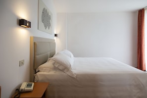 Doppel- oder Zweibettzimmer, Seeblick | Minibar, Zimmersafe, Schreibtisch, Babybetten