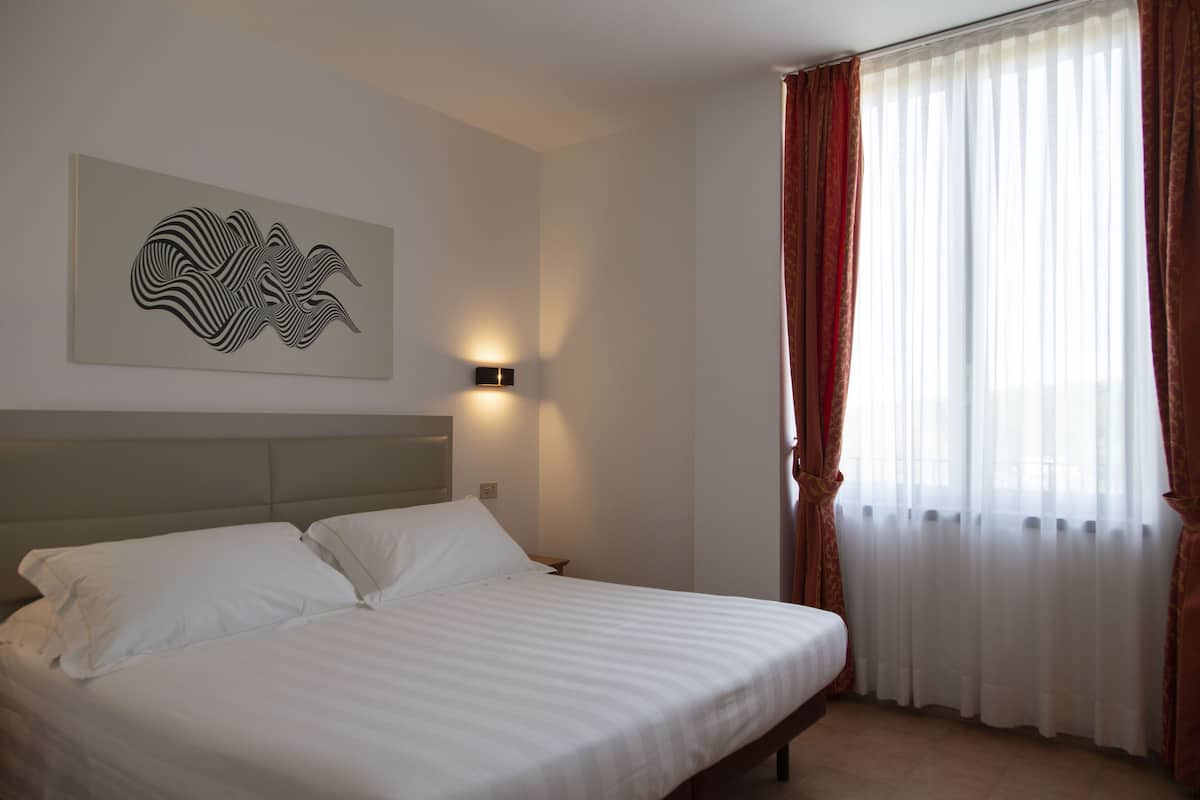 Standard Triple Room | Minibar, in-room safe, desk, cribs/infant beds