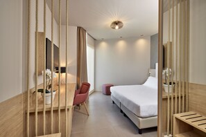Deluxe Double or Twin Room, Lake View | In-room safe, desk, free WiFi, bed sheets