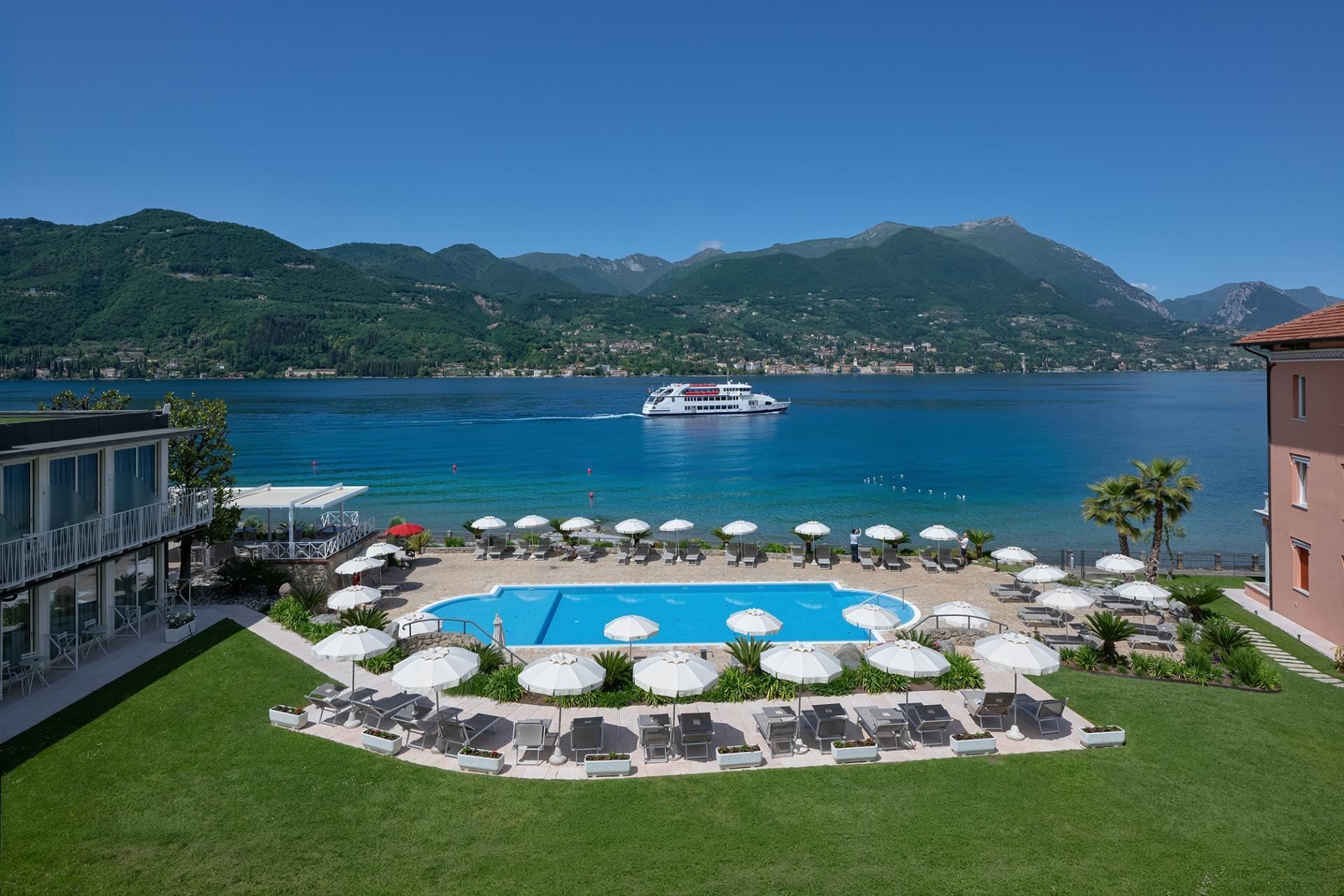 Piscina coperta, 2 piscine all'aperto, ombrelloni da piscina, lettini