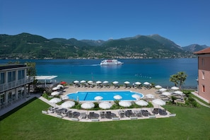 Indoor pool, 2 outdoor pools, pool umbrellas, pool loungers
