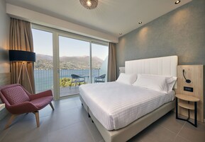 Habitación Deluxe con 1 cama doble o 2 individuales, vistas al lago | Caja fuerte, escritorio, wifi gratis y ropa de cama