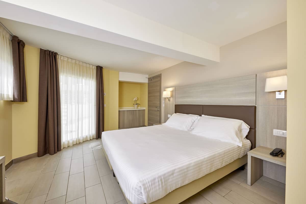 In-room safe, desk, free WiFi, bed sheets