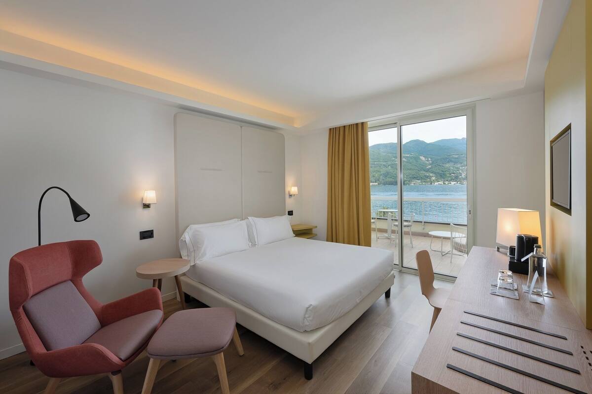 Deluxe Double or Twin Room, Lake View | In-room safe, desk, free WiFi, bed sheets