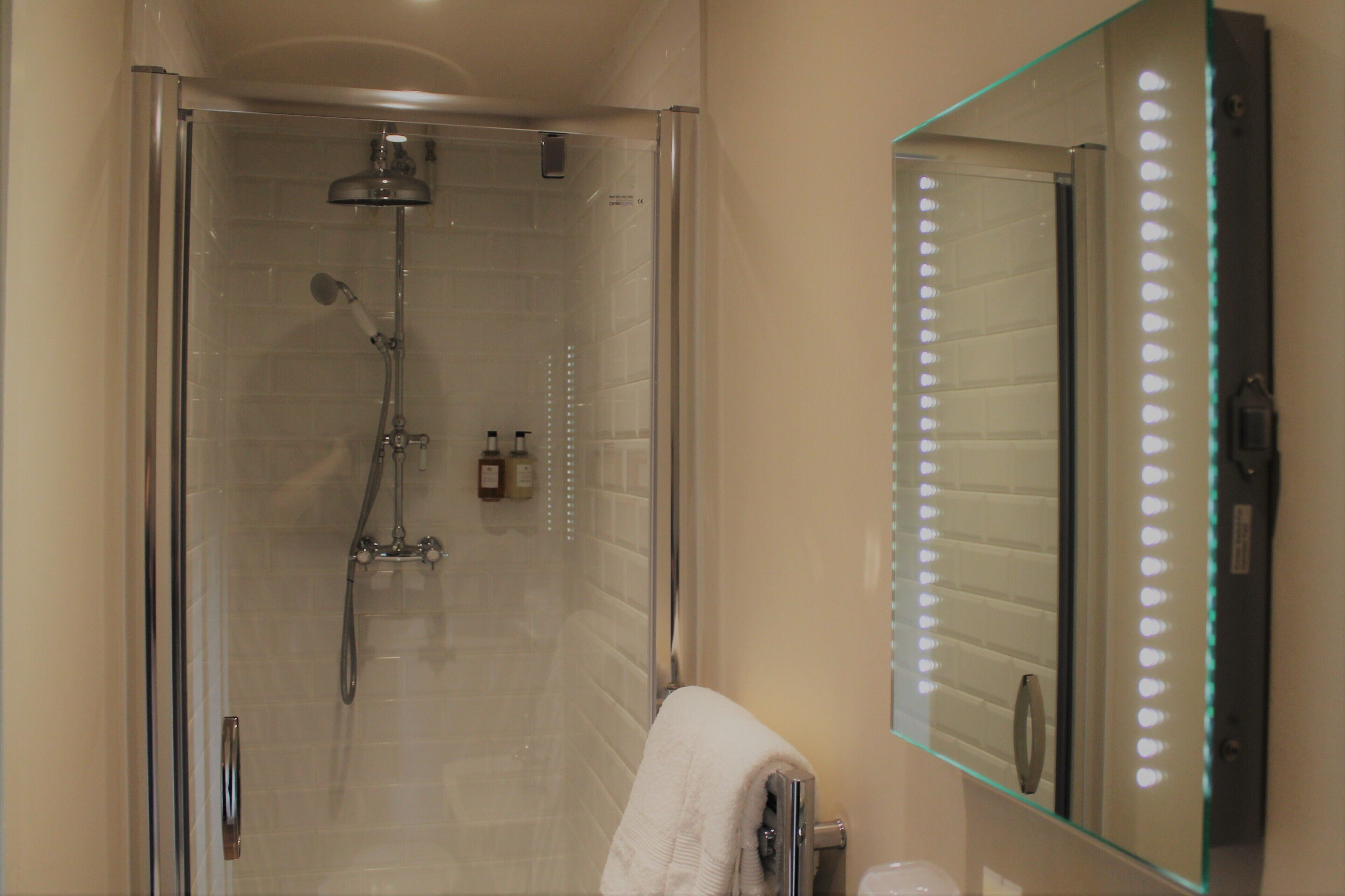 ห้องคอมฟอร์ทดับเบิล, ห้องน้ำในตัว (Small Double) | ห้องน้ำ | ของใช้ในห้องน้ำฟรี, ไดร์เป่าผม, สบู่, ยาสระผม