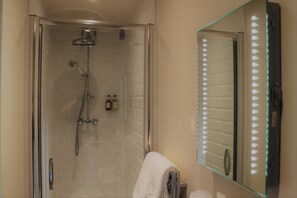 Comfort tweepersoonskamer, en-suite badkamer (Small Double) | Badkamer | Gratis toiletartikelen, een haardroger, zeep, shampoo