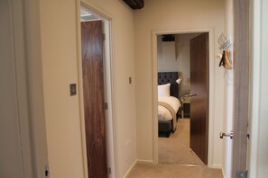 Deluxe suite, en-suite badkamer (Hush Heath Suite) | Woonruimte | Een 1-inch flatscreentelevisie met kabelzenders en televisie