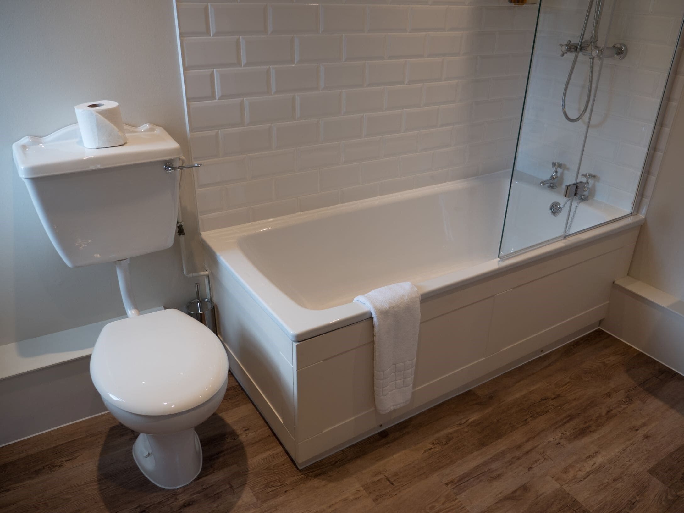 Une salle de bain comprenant des toilettes, une baignoire et une douche.