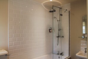 Superior Double Room, Ensuite (Superior Double) | Bathroom | Free toiletries, hair dryer, soap, shampoo - The Ship Inn (Rye)