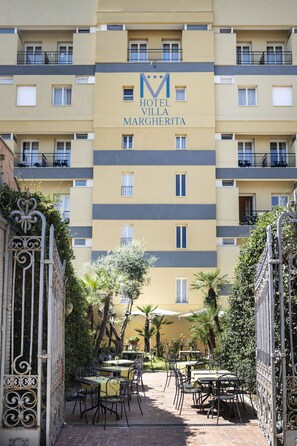 Vista frontal de la propiedad