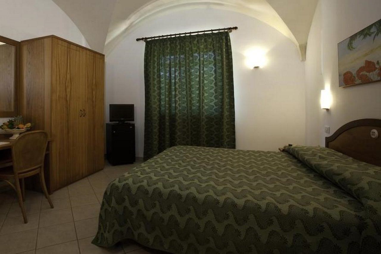 Minibar, safe på rommet, barnesenger og sengetøy