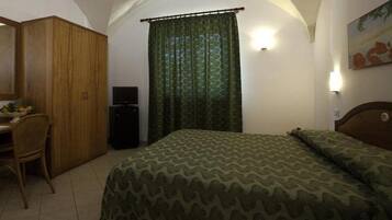 Minibar, safe på rommet, barnesenger og sengetøy