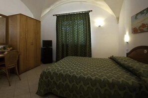 Minibar, caja de seguridad en la habitación, cunas y ropa de cama 