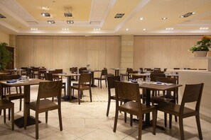 Breakfast and dinner served