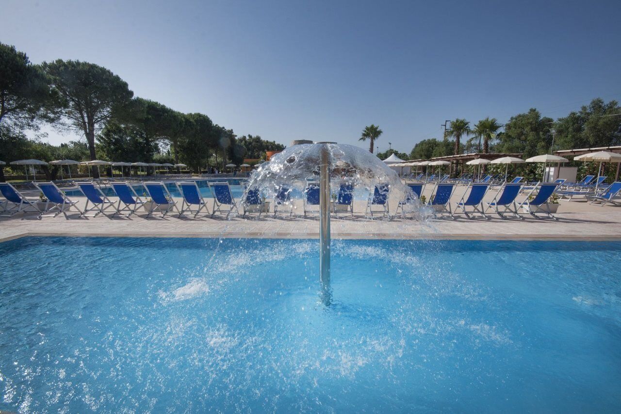 Außenpool, Sonnenschirme, Liegestühle