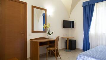 Minibar, caja fuerte, cunas (de pago) y ropa de cama