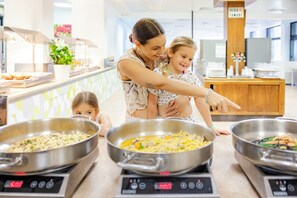 Petit déjeuner et dîner servis sur place