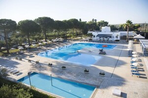 Outdoor pool, pool umbrellas, sun loungers