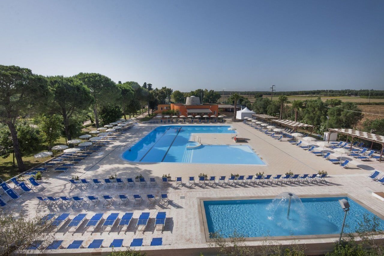 Utendørsbasseng, bassengparasoller og solsenger