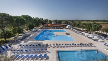 Utendørsbasseng, bassengparasoller og solsenger