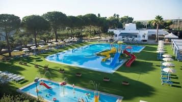 Piscina all'aperto, ombrelloni da piscina, lettini