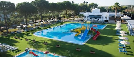 Piscine extérieure, parasols de plage, chaises longues