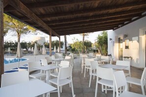 Breakfast and dinner served