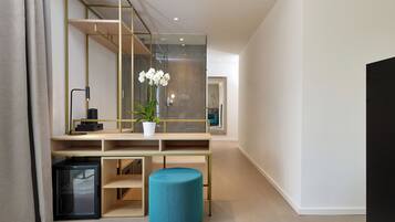 Junior suite, vista lago | Minibar, una cassaforte in camera, una scrivania, Wi-Fi gratuito