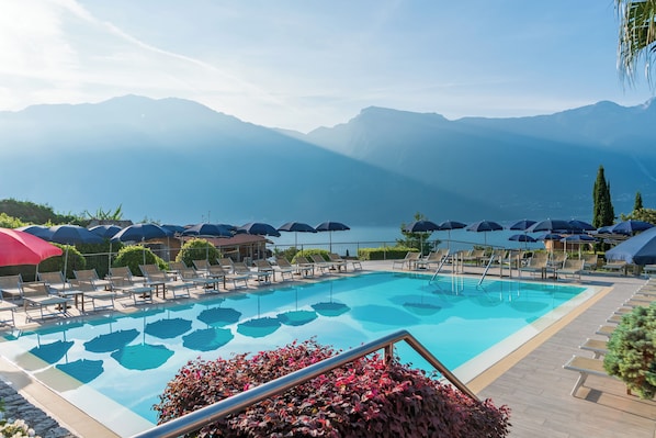 2 piscines extérieures