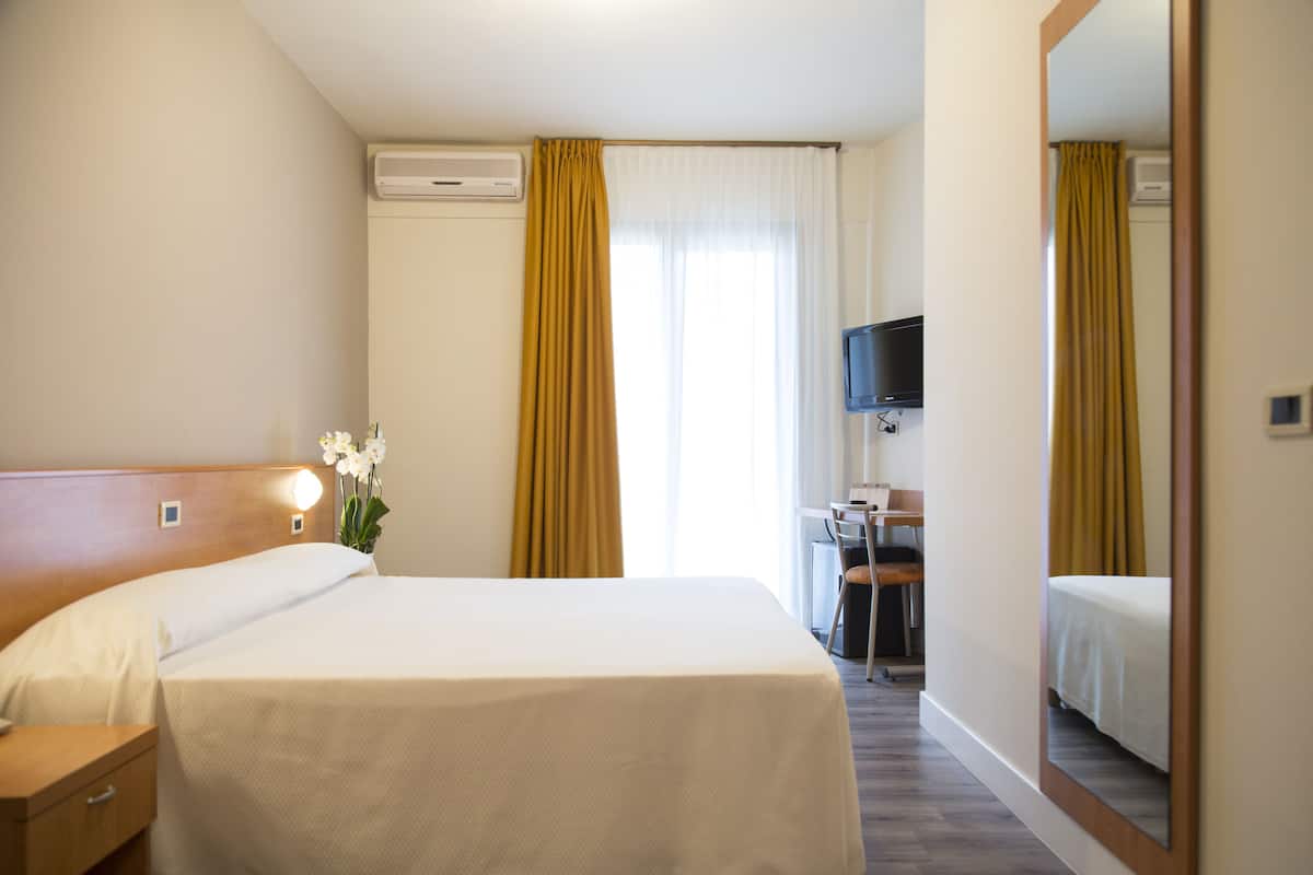 Minibar, in-room safe, desk, free WiFi