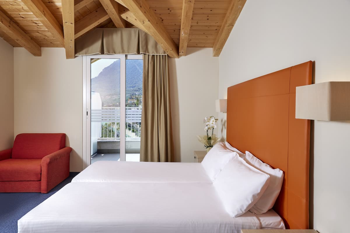 Superior Double or Twin Room, Lake View | Minibar, in-room safe, desk, free WiFi