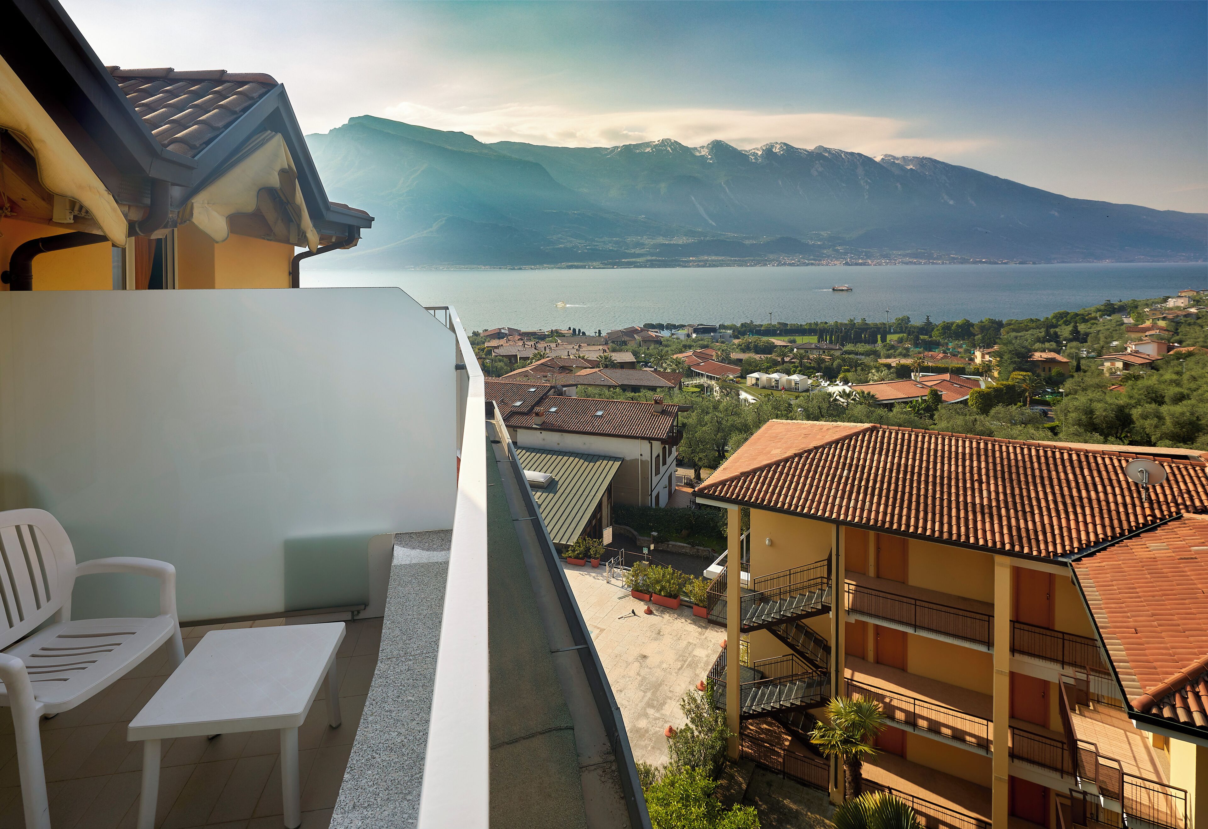 Superior Double or Twin Room, Lake View | Minibar, in-room safe, desk, free WiFi