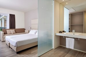 Minibar, in-room safe, desk, free WiFi - Hotel Royal Village (Limone sul Garda)