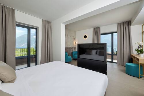 Junior suite, vista lago | Minibar, una cassaforte in camera, una scrivania, Wi-Fi gratuito