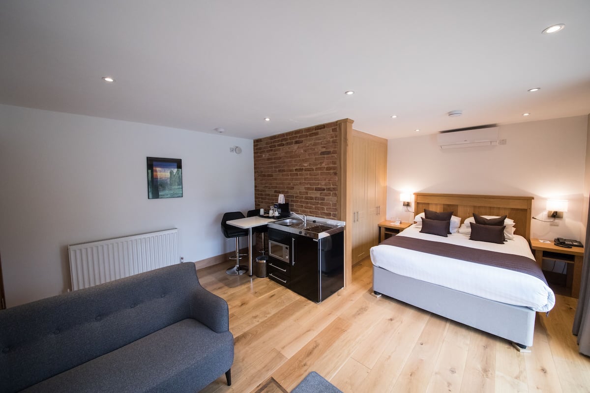 lakeside lodge with hot tub | 1 bedroom, premium bedding, in-room safe, individually decorated