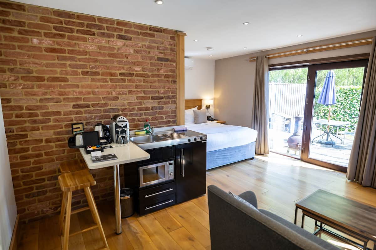 lakeside lodge with hot tub | private kitchen | mini-fridge, electric kettle