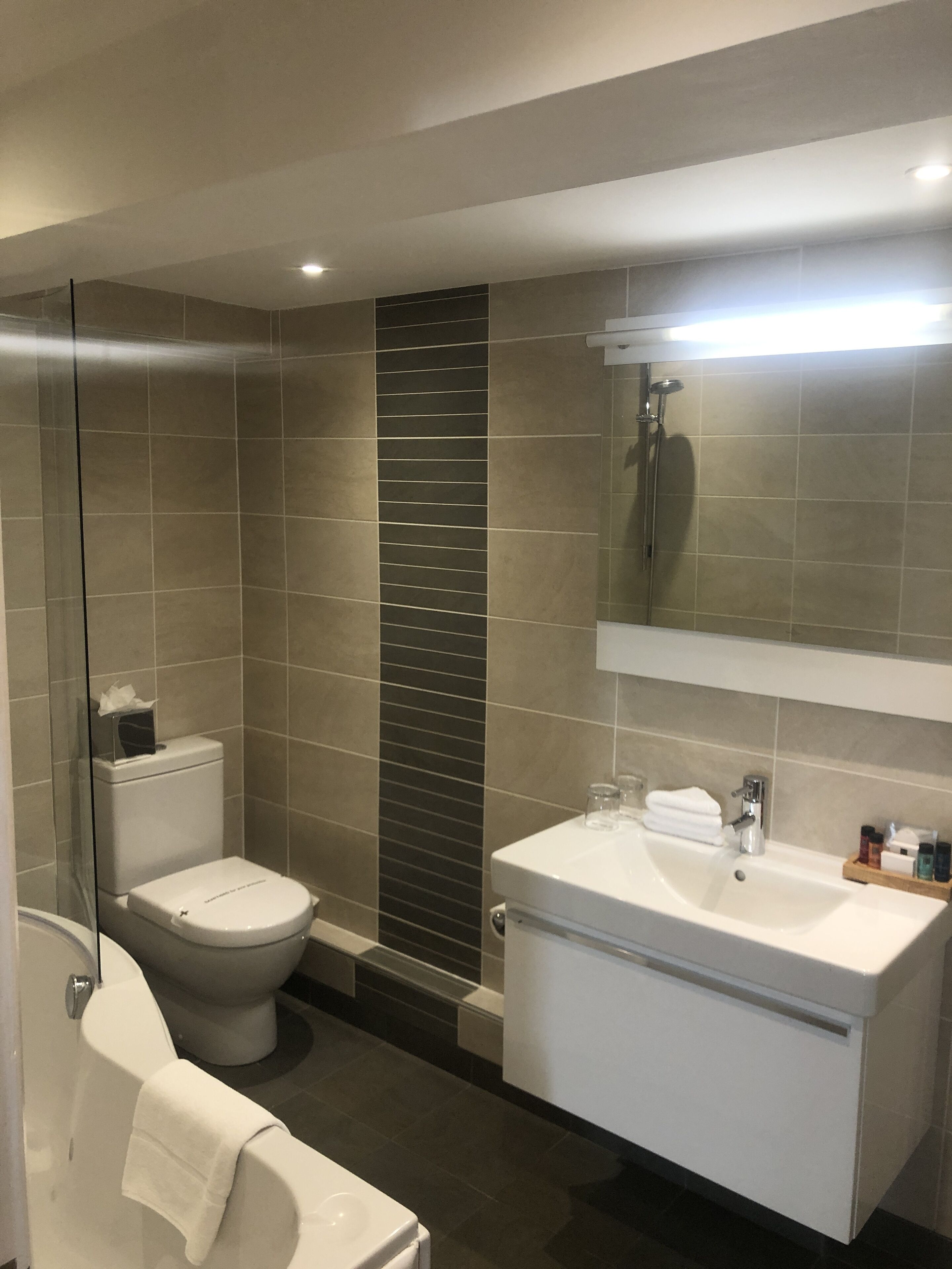 lincoln red hot tub room | bathroom | designer toiletries, hair dryer, towels, soap