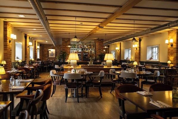 S'hi serveixen esmorzars, dinars, sopars i plats de cuina britànica